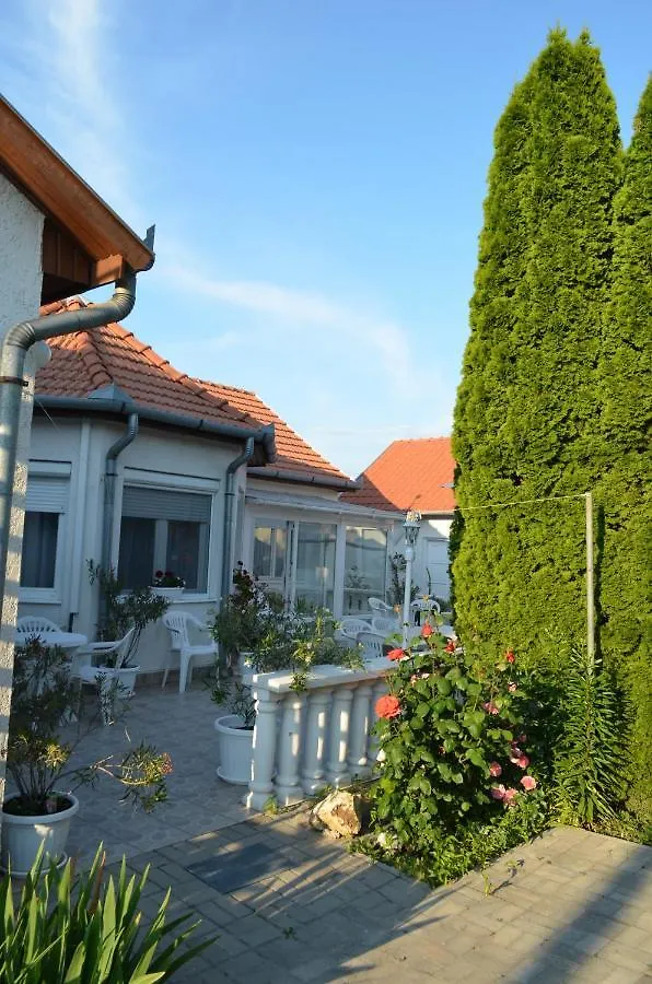 Guest house Henrietta - Violetta Apartman Hajduszoboszlo