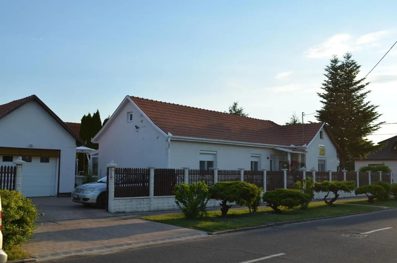Guest house Henrietta - Violetta Apartman Hajduszoboszlo