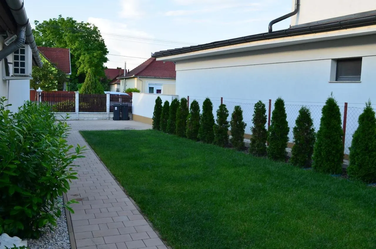 Henrietta - Violetta Apartman Hajduszoboszlo 0*,