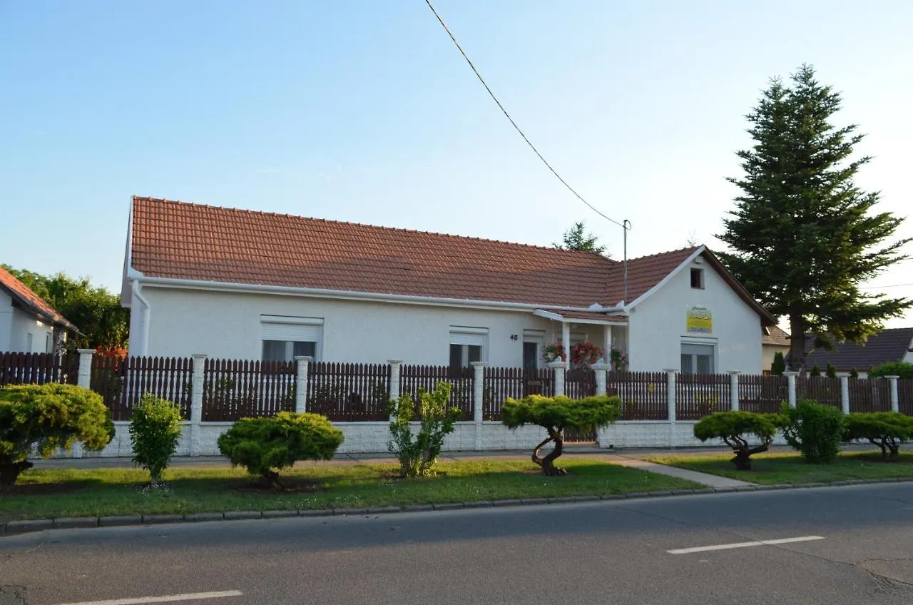 Henrietta - Violetta Apartman Hajduszoboszlo 0*,  Hungary